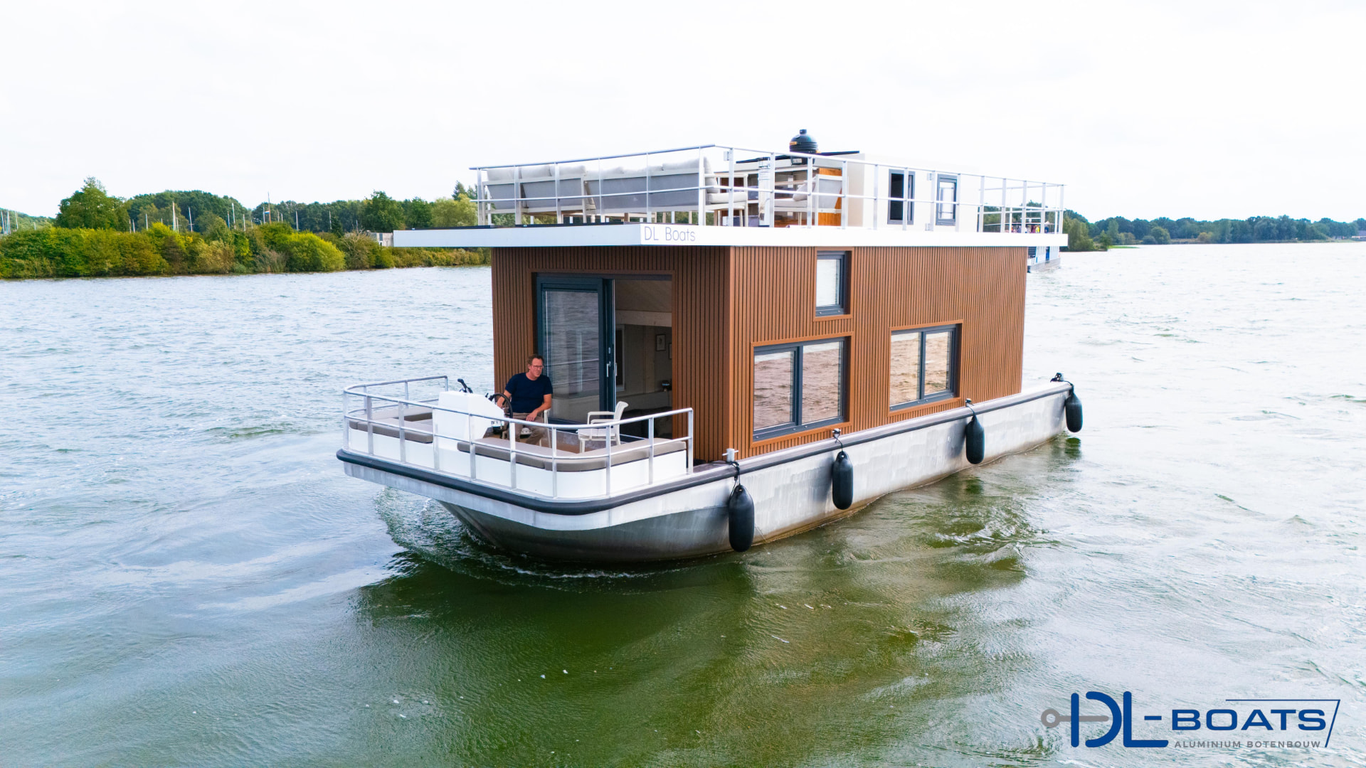 DL1200 aluminium houseboat van DL-Boats op het water
