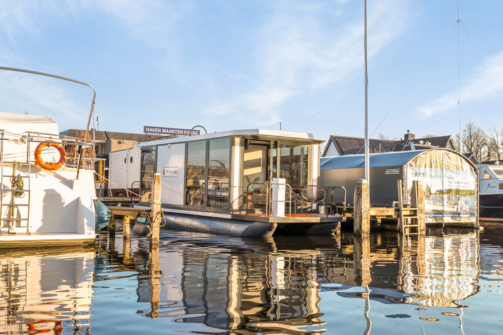 Houseboat van Weltevreden Experience aan het water in Kortenhoef