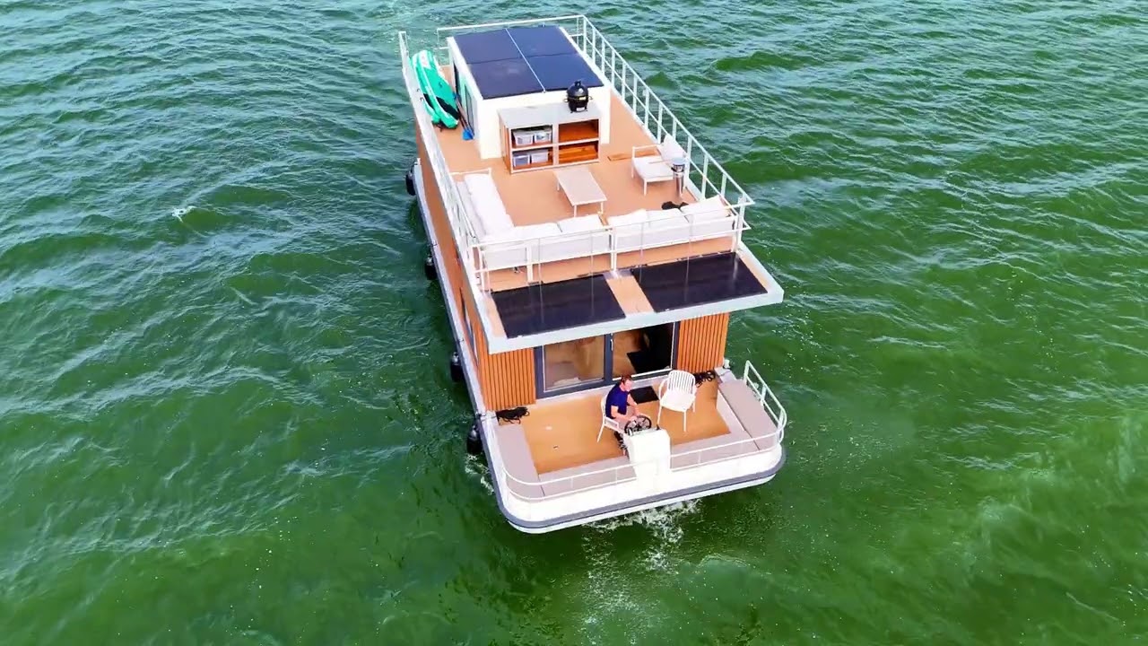 DL1200 houseboat van DL-Boats op het water, van bovenaf gefotografeerd