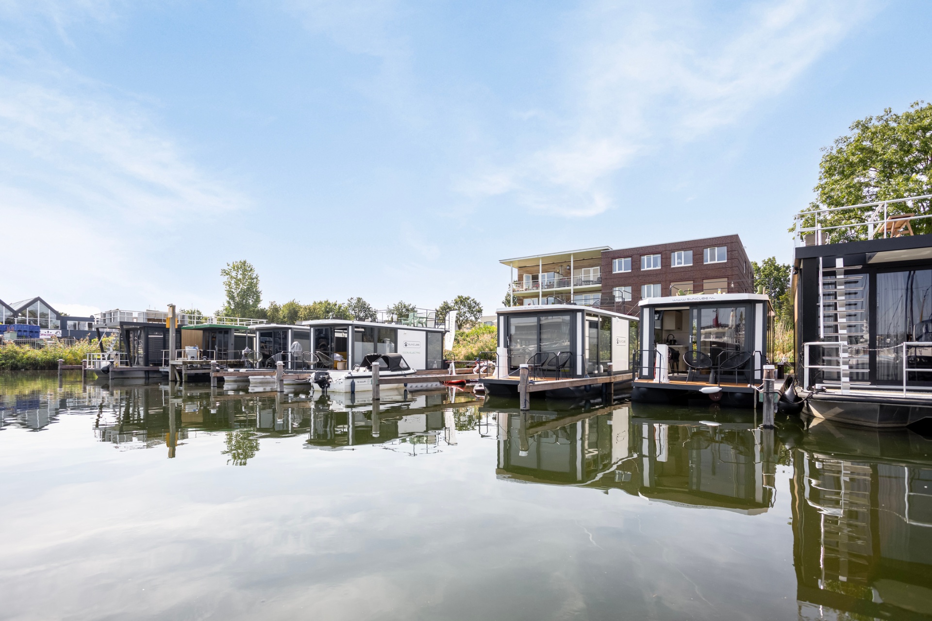 Houseboats van Weltevreden Experience in de haven van Zeewolde